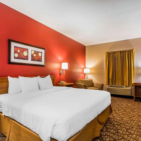 Quality Inn & Suites Chesterfield Village Springfield Bagian luar foto