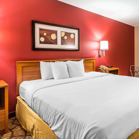 Quality Inn & Suites Chesterfield Village Springfield Bagian luar foto