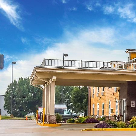 Quality Inn & Suites Chesterfield Village Springfield Bagian luar foto