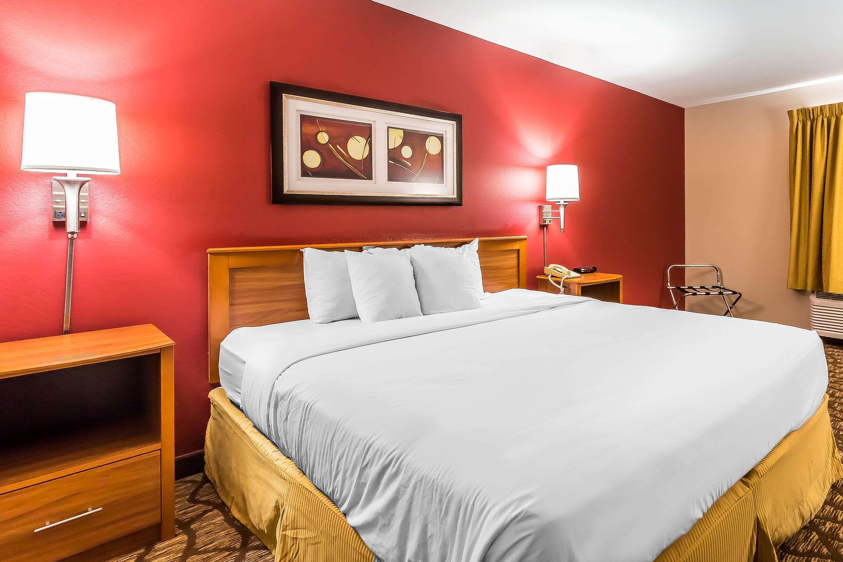 Quality Inn & Suites Chesterfield Village Springfield Bagian luar foto