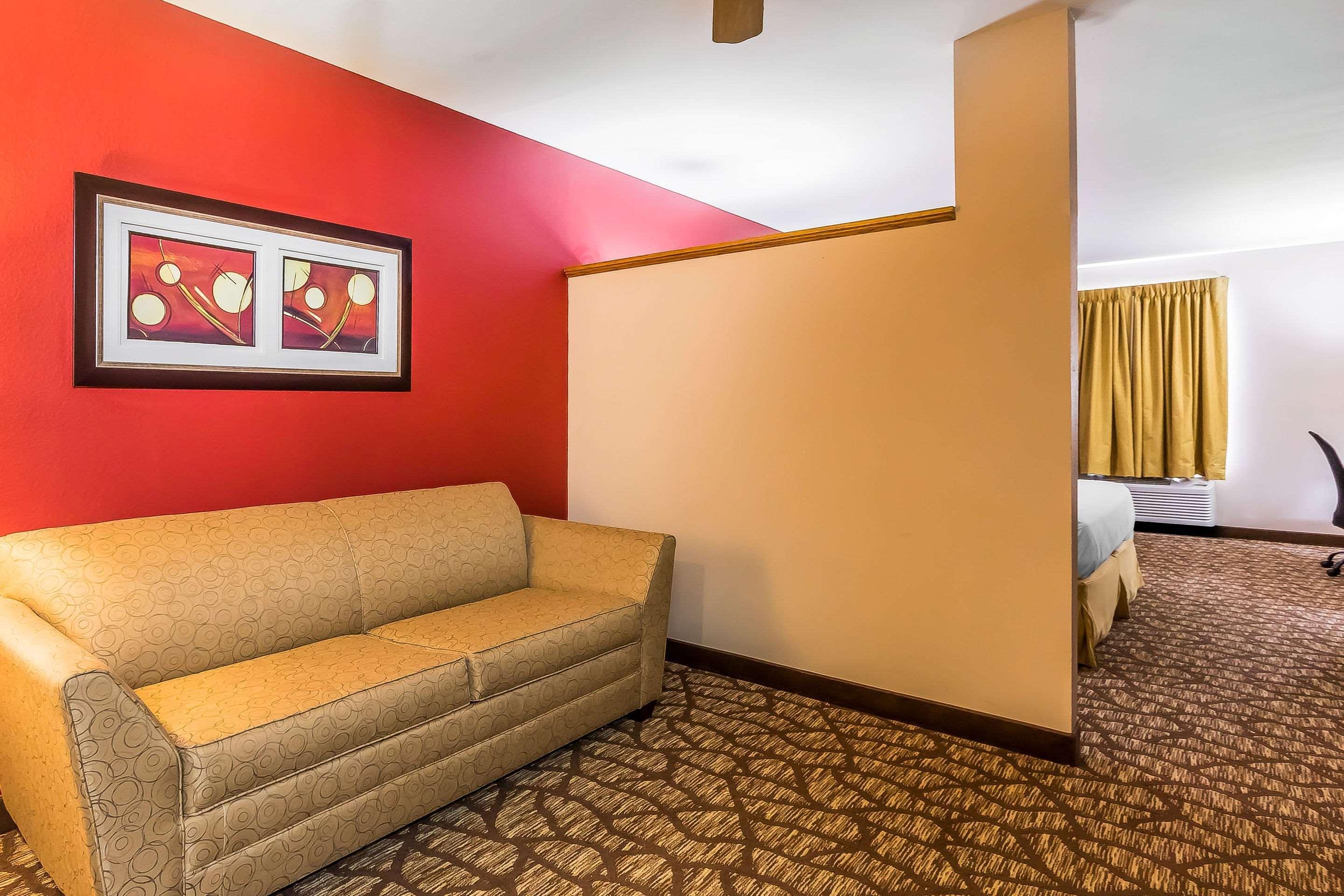 Quality Inn & Suites Chesterfield Village Springfield Bagian luar foto