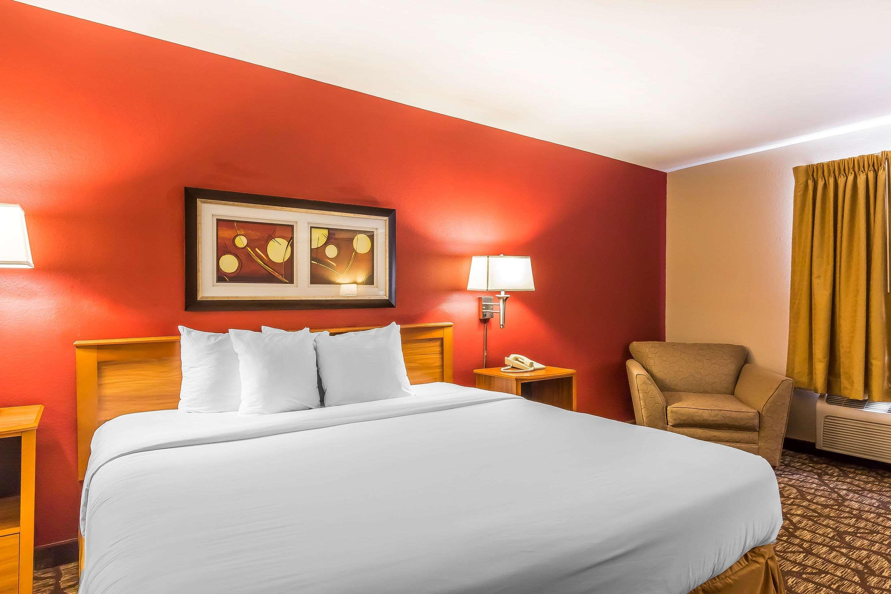 Quality Inn & Suites Chesterfield Village Springfield Bagian luar foto