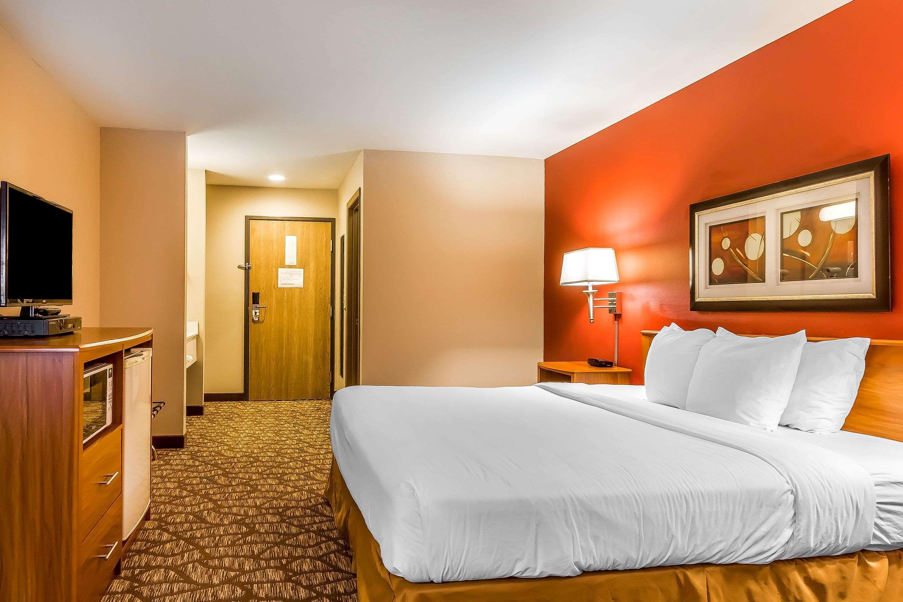 Quality Inn & Suites Chesterfield Village Springfield Bagian luar foto