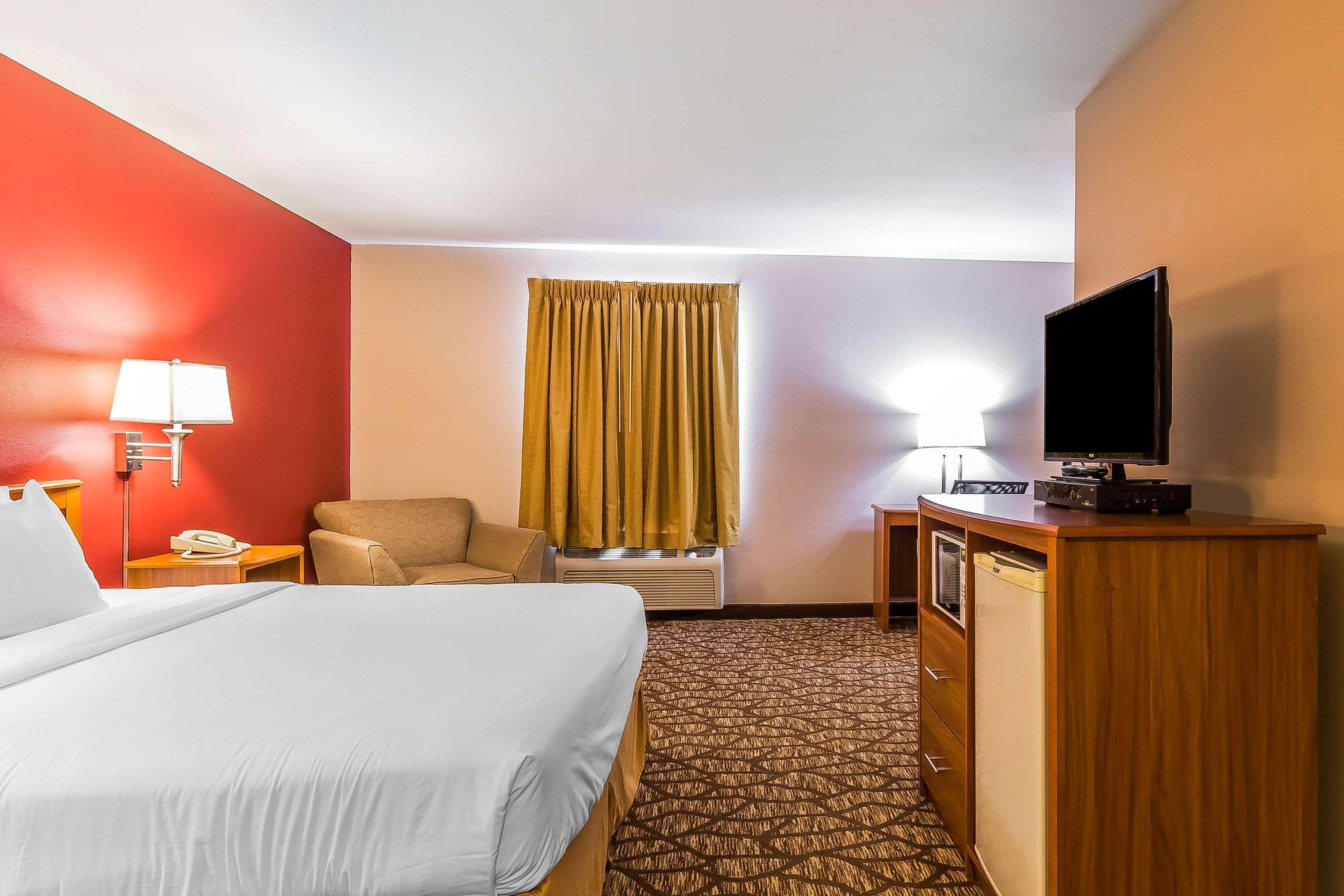 Quality Inn & Suites Chesterfield Village Springfield Bagian luar foto