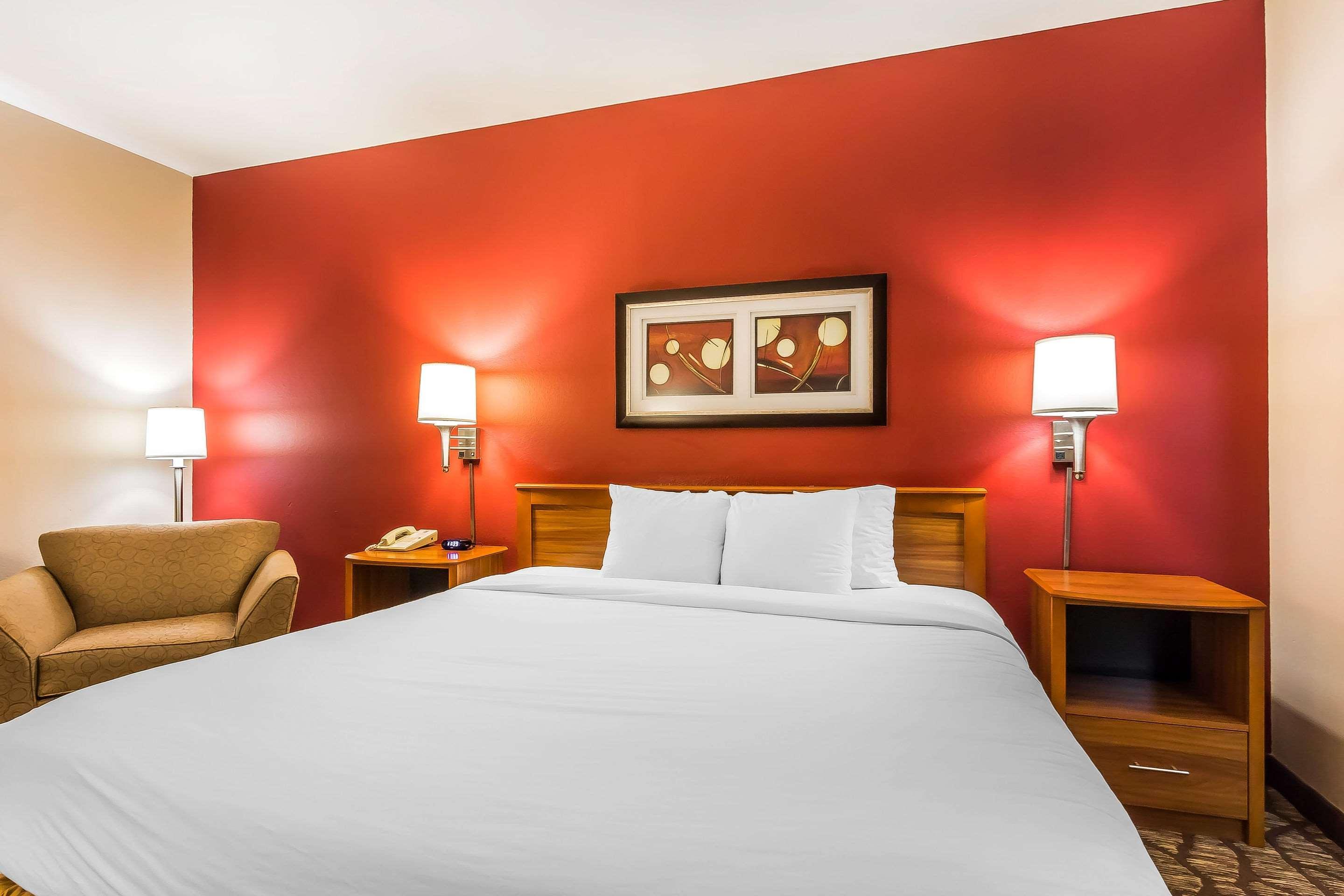 Quality Inn & Suites Chesterfield Village Springfield Bagian luar foto