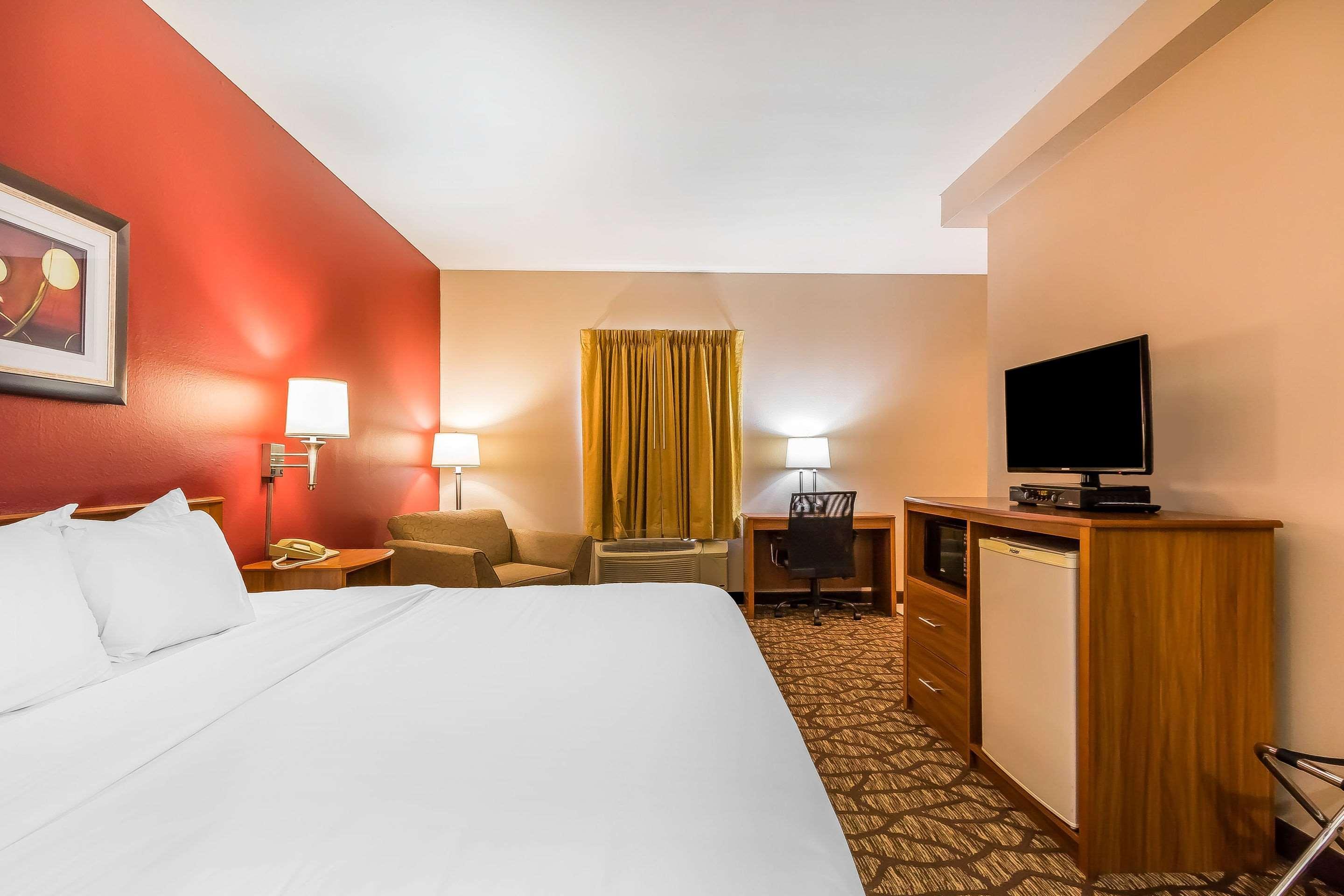 Quality Inn & Suites Chesterfield Village Springfield Bagian luar foto