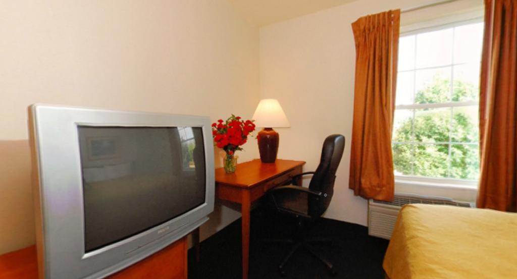Quality Inn & Suites Chesterfield Village Springfield Bagian luar foto