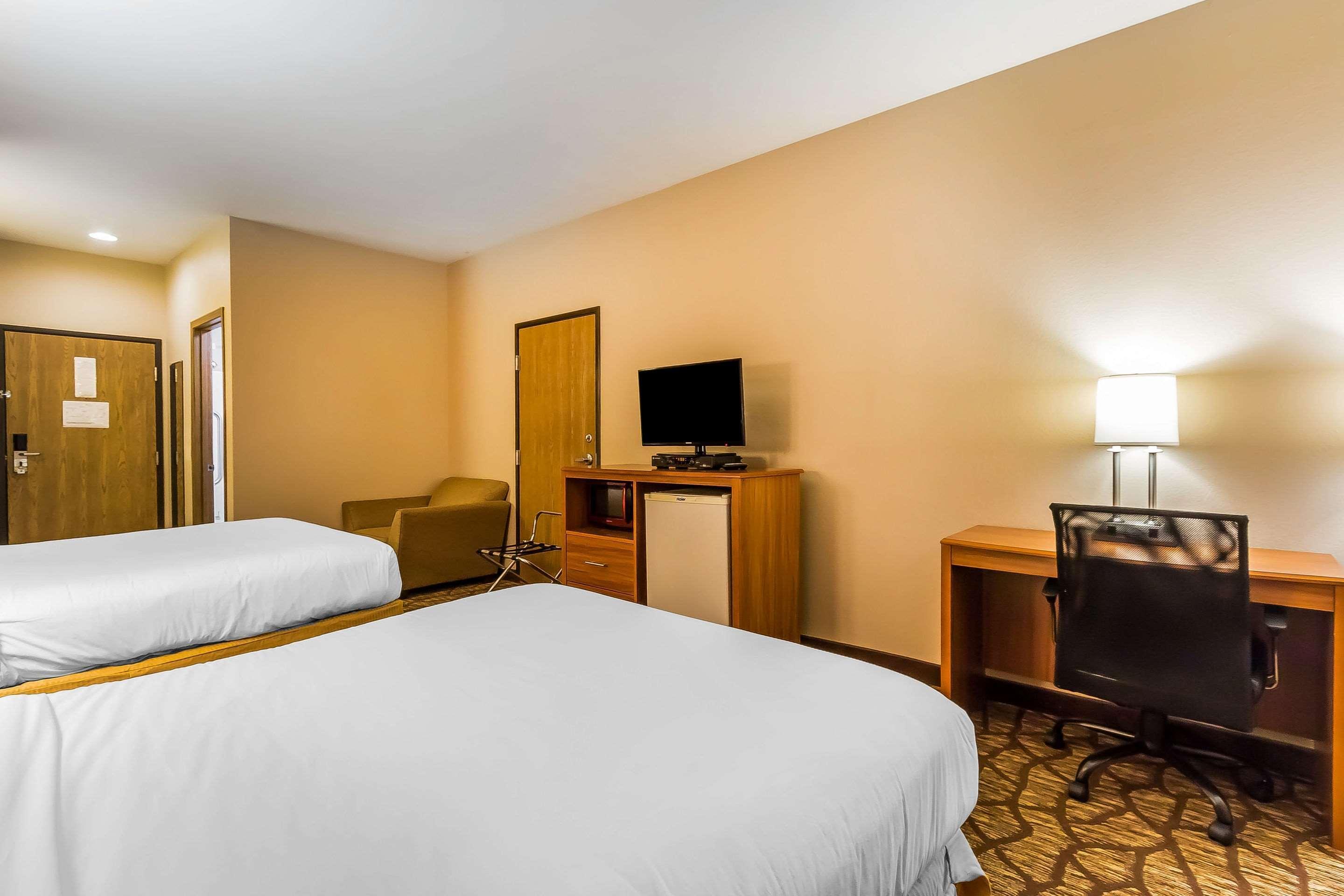 Quality Inn & Suites Chesterfield Village Springfield Bagian luar foto