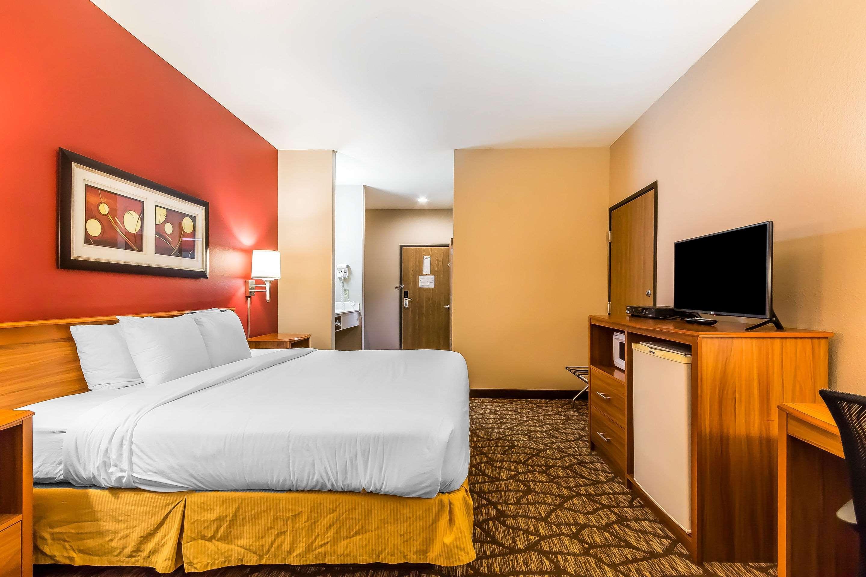 Quality Inn & Suites Chesterfield Village Springfield Bagian luar foto