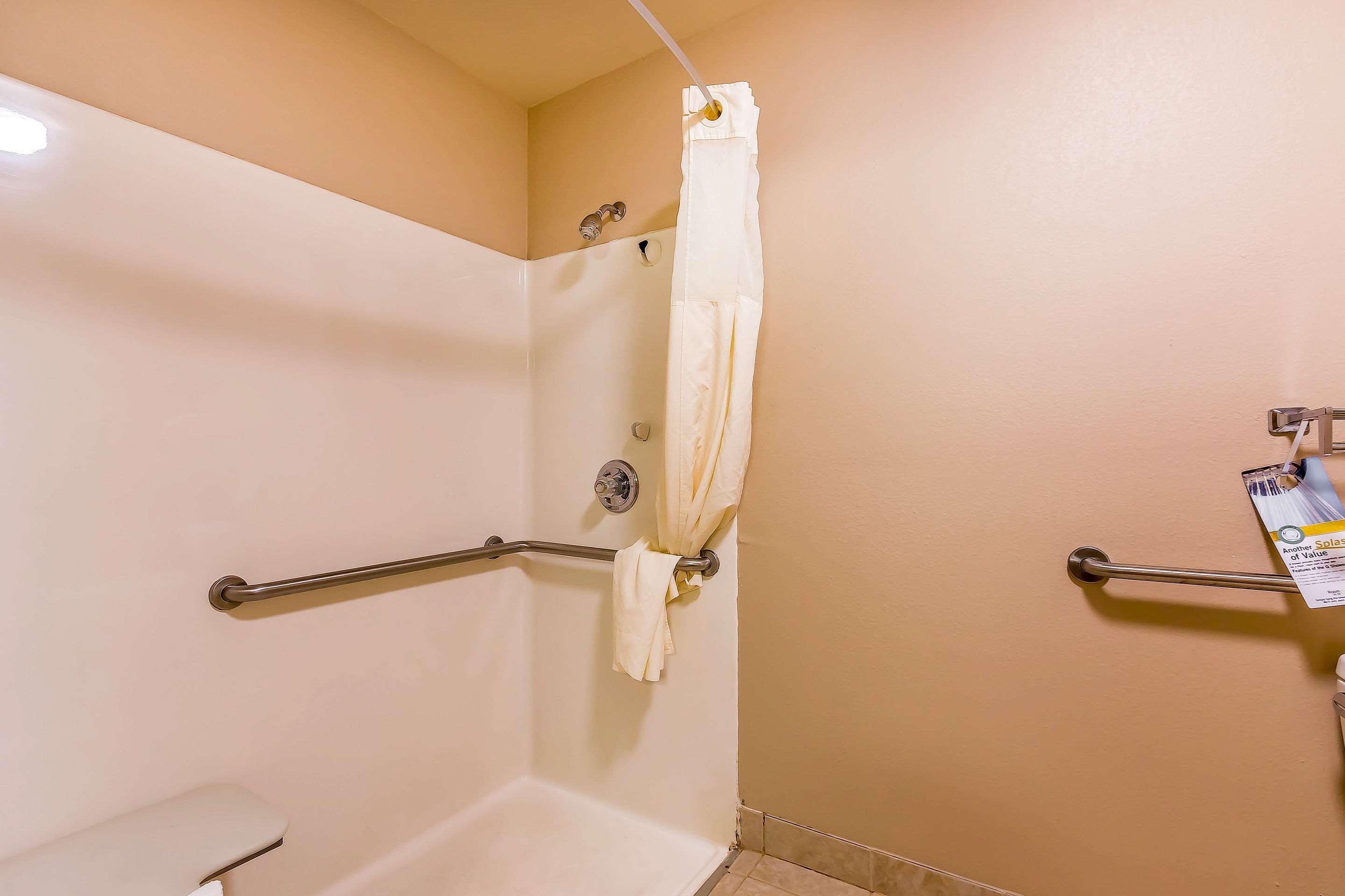 Quality Inn & Suites Chesterfield Village Springfield Bagian luar foto