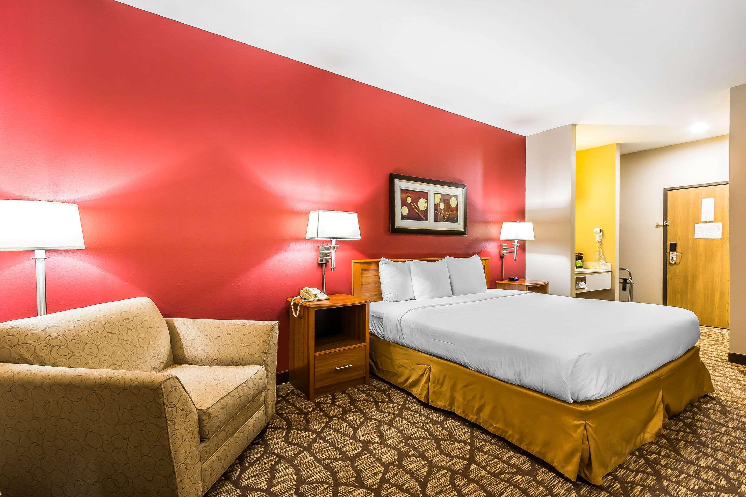 Quality Inn & Suites Chesterfield Village Springfield Bagian luar foto
