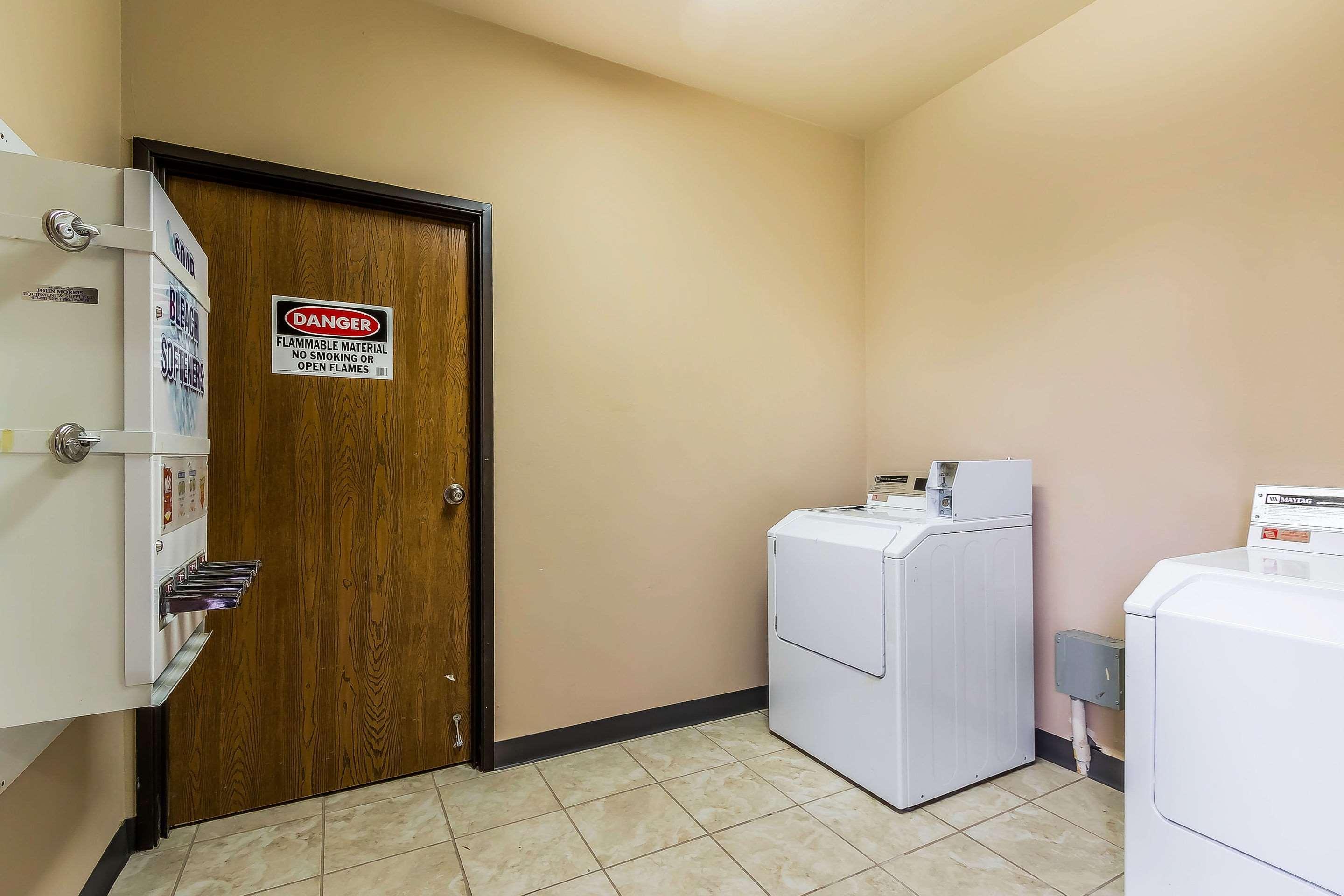 Quality Inn & Suites Chesterfield Village Springfield Bagian luar foto