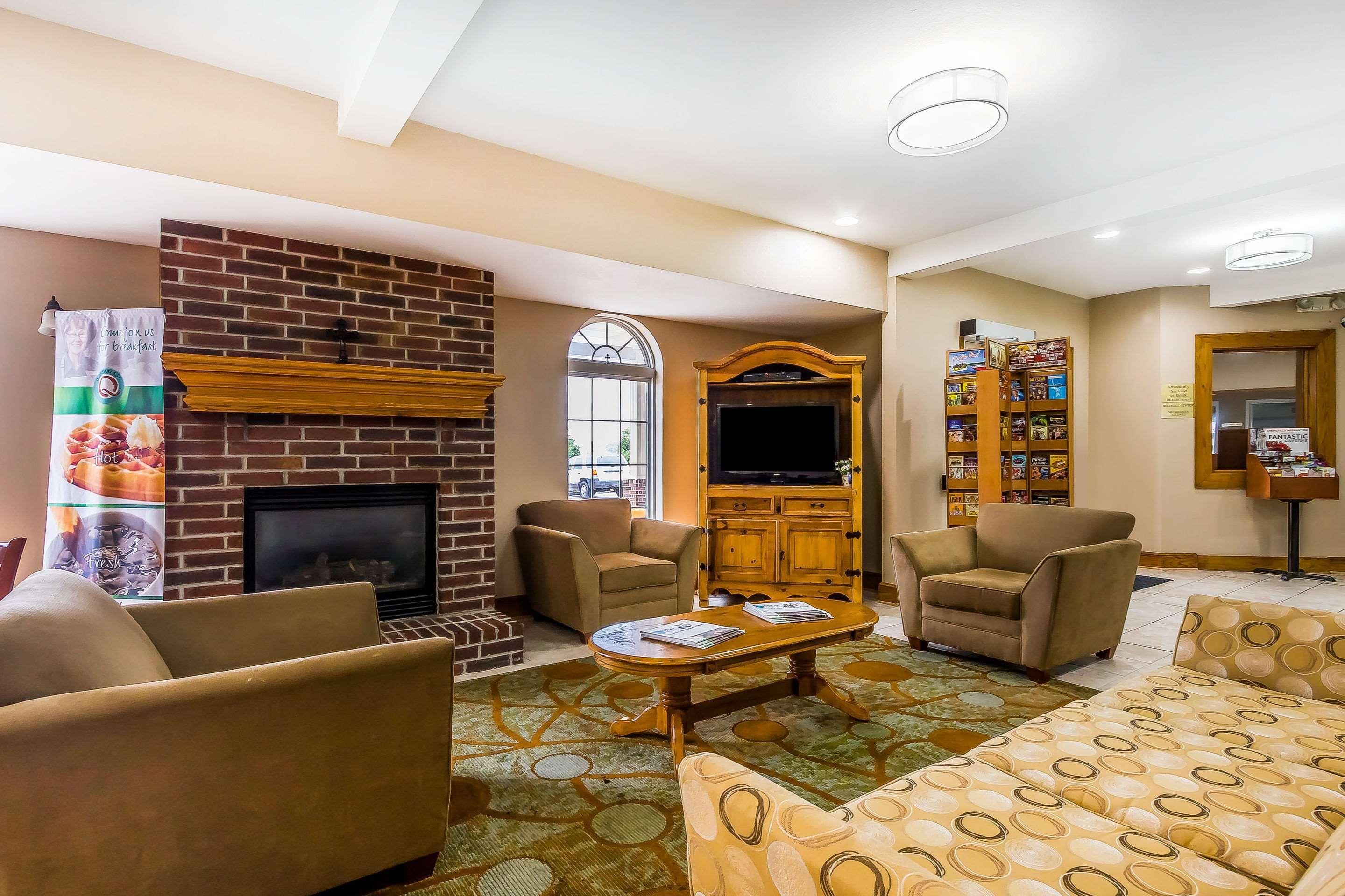 Quality Inn & Suites Chesterfield Village Springfield Bagian luar foto