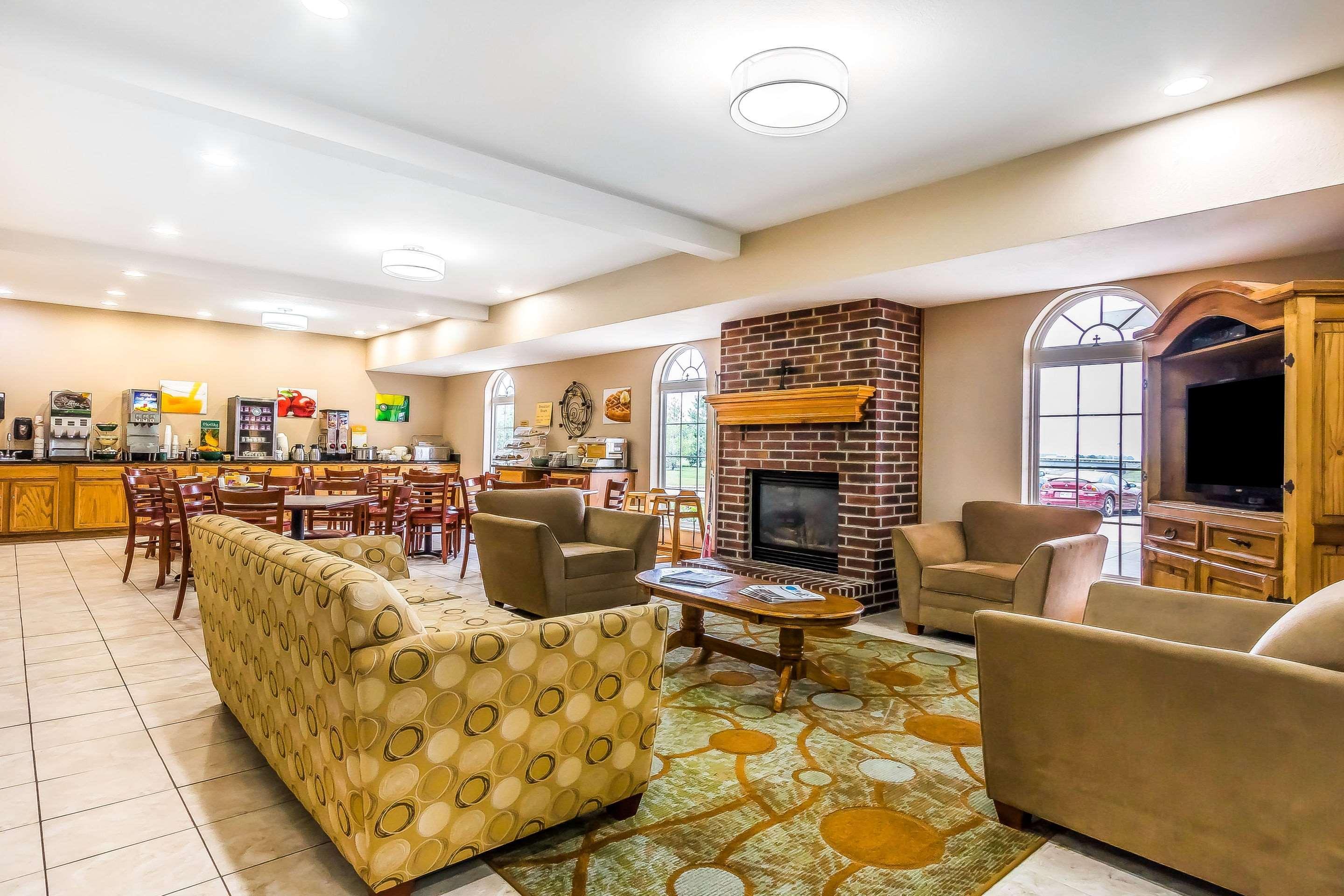Quality Inn & Suites Chesterfield Village Springfield Bagian luar foto