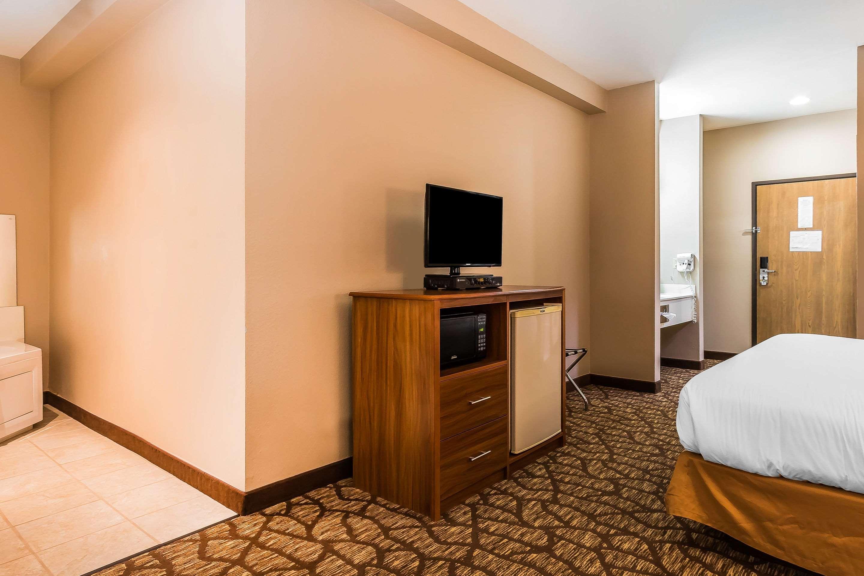 Quality Inn & Suites Chesterfield Village Springfield Bagian luar foto