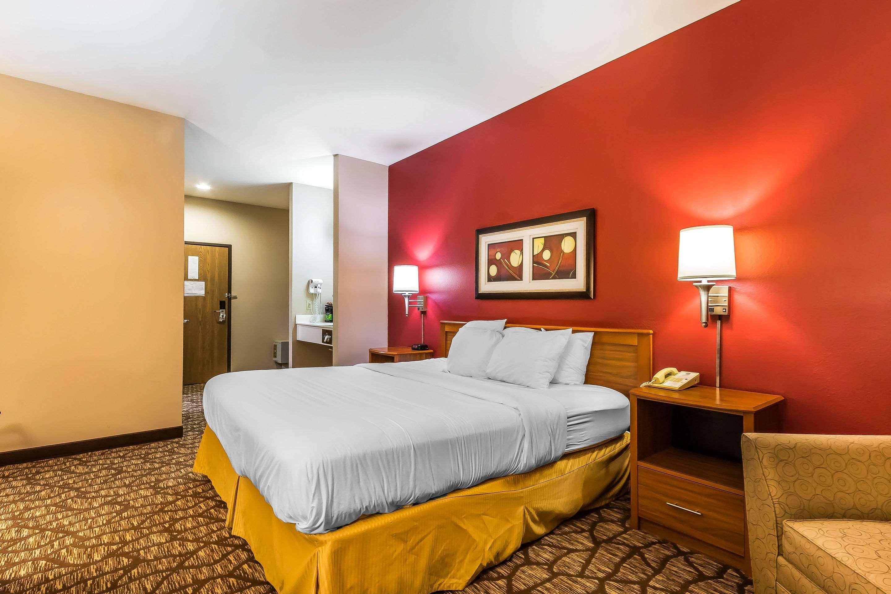 Quality Inn & Suites Chesterfield Village Springfield Bagian luar foto