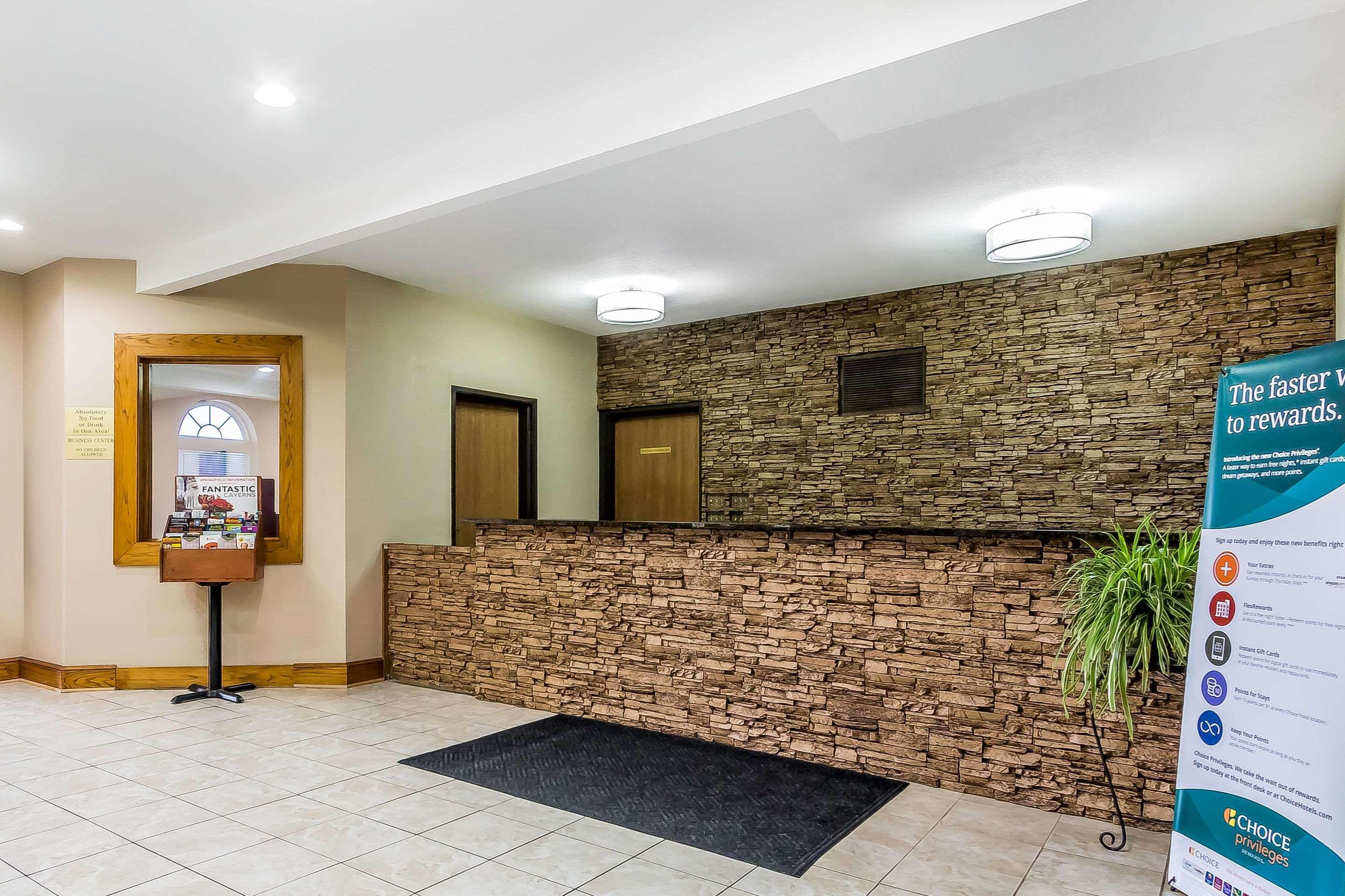 Quality Inn & Suites Chesterfield Village Springfield Bagian luar foto
