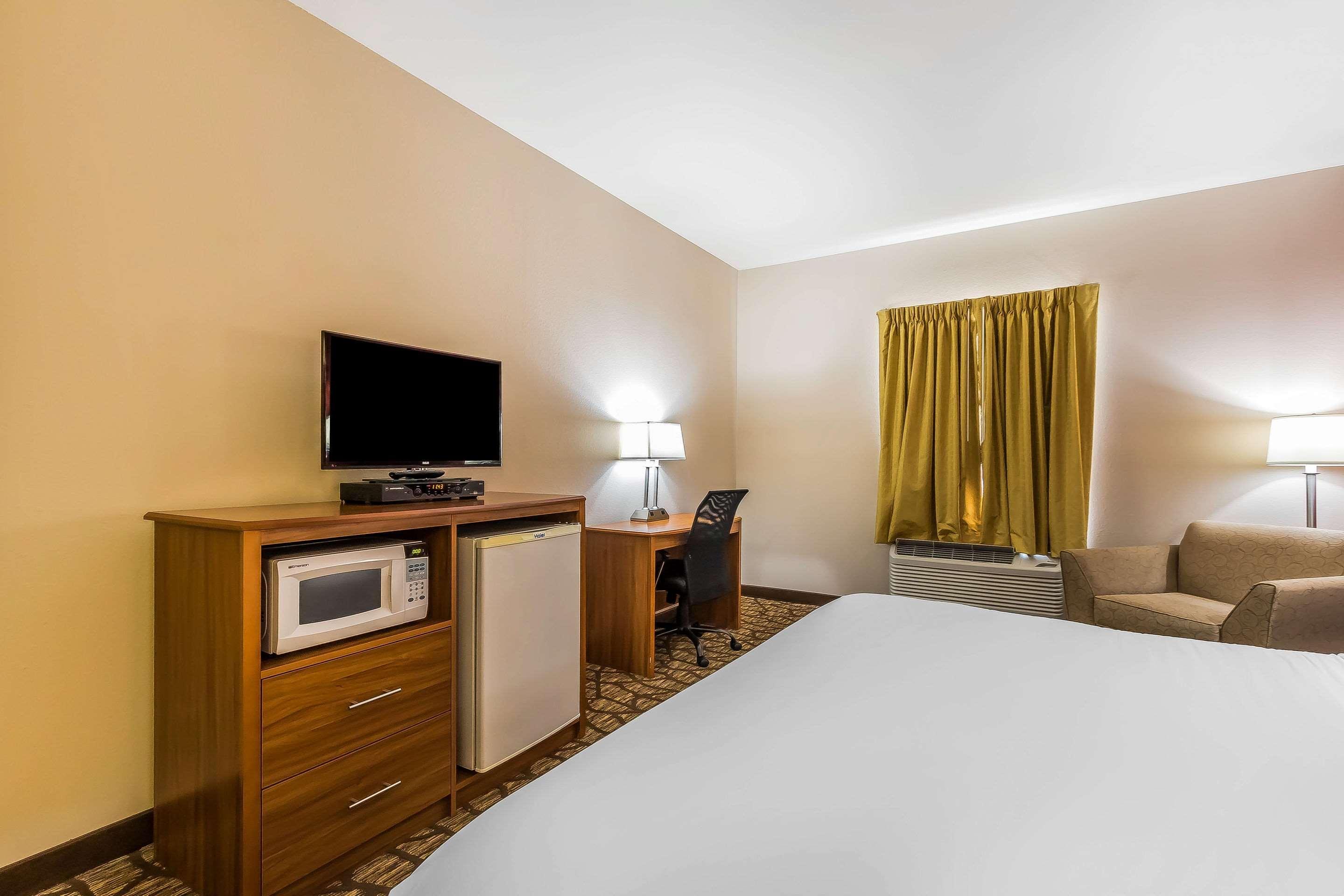 Quality Inn & Suites Chesterfield Village Springfield Bagian luar foto