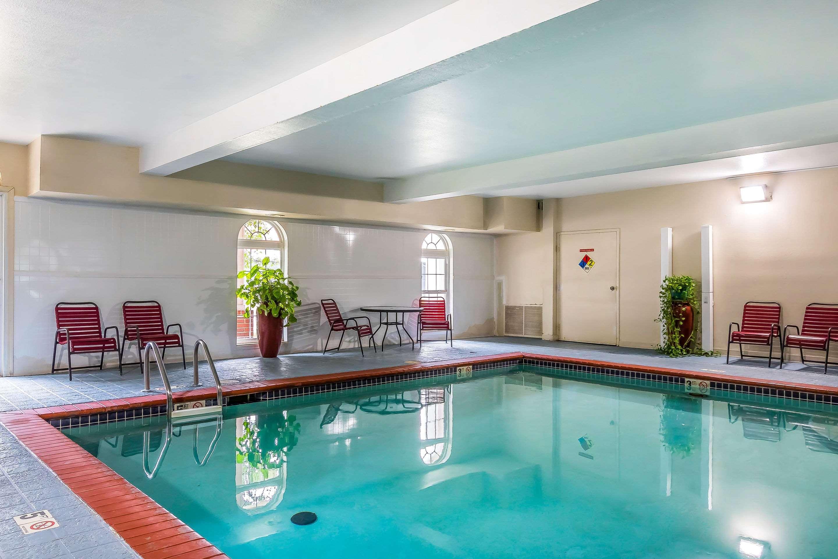 Quality Inn & Suites Chesterfield Village Springfield Bagian luar foto