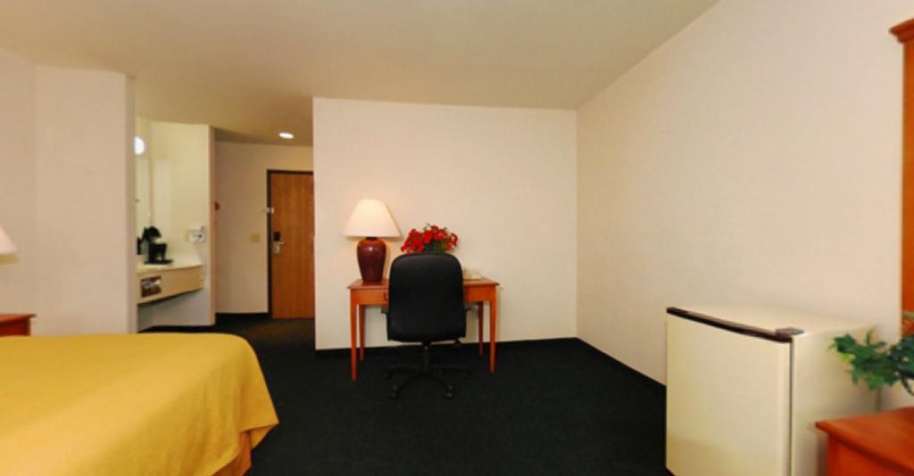 Quality Inn & Suites Chesterfield Village Springfield Bagian luar foto
