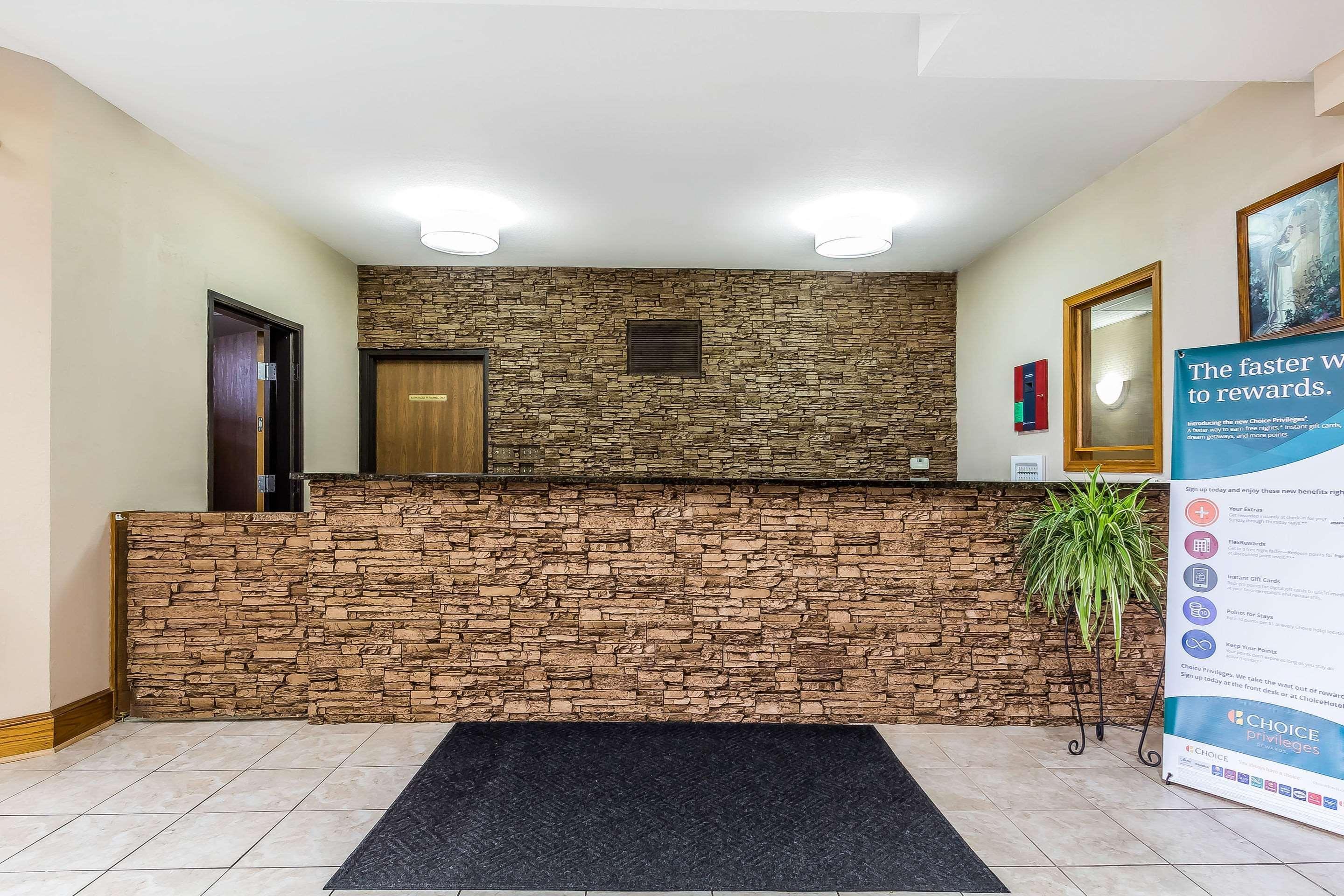 Quality Inn & Suites Chesterfield Village Springfield Bagian luar foto