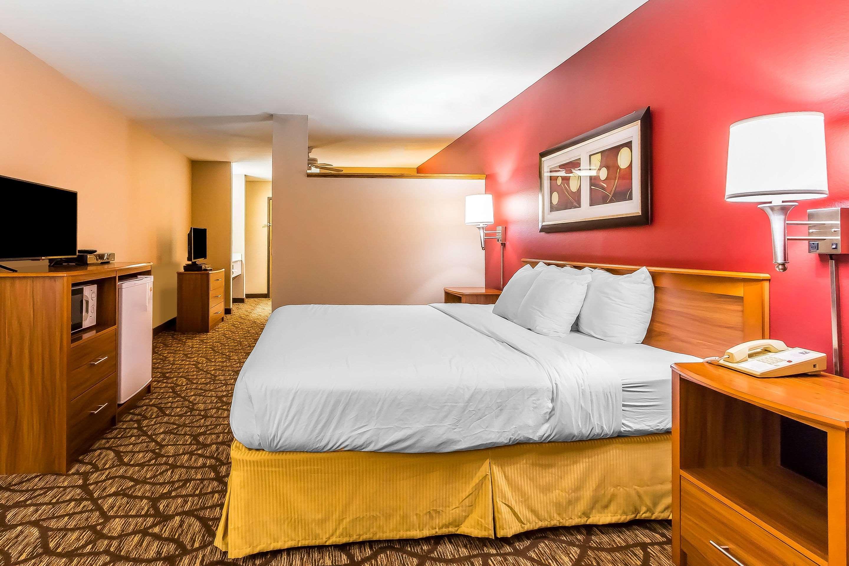 Quality Inn & Suites Chesterfield Village Springfield Bagian luar foto
