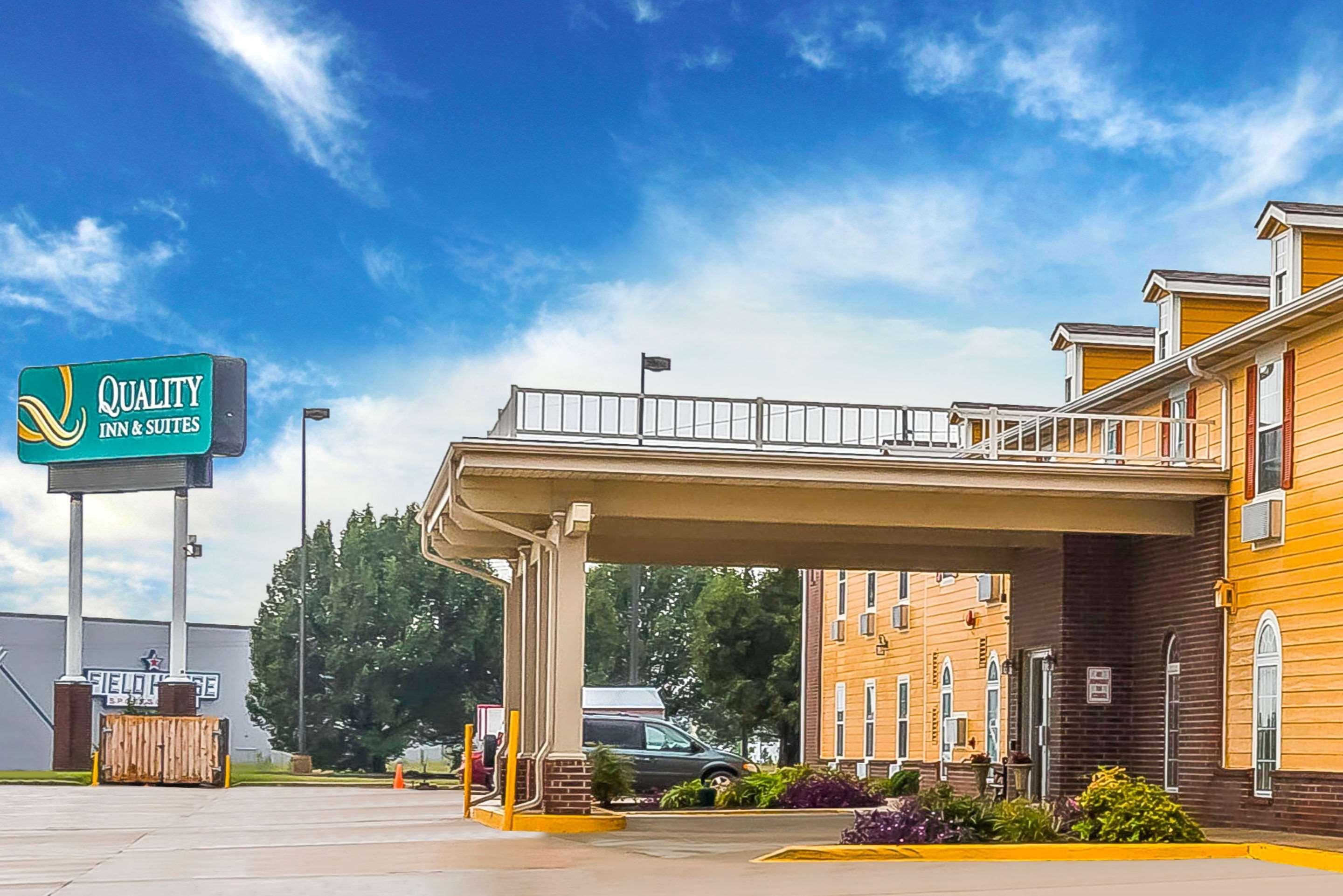 Quality Inn & Suites Chesterfield Village Springfield Bagian luar foto