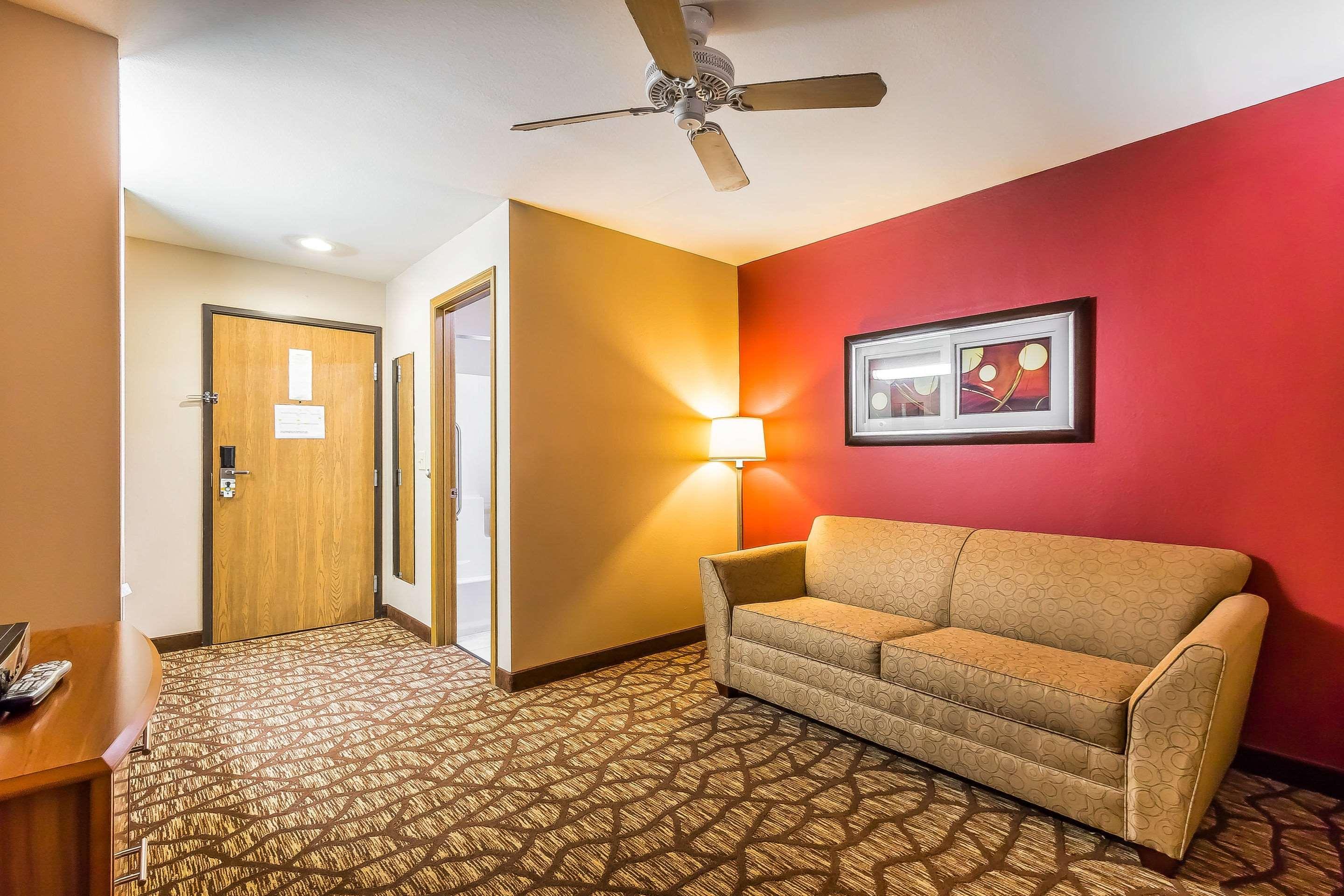 Quality Inn & Suites Chesterfield Village Springfield Bagian luar foto