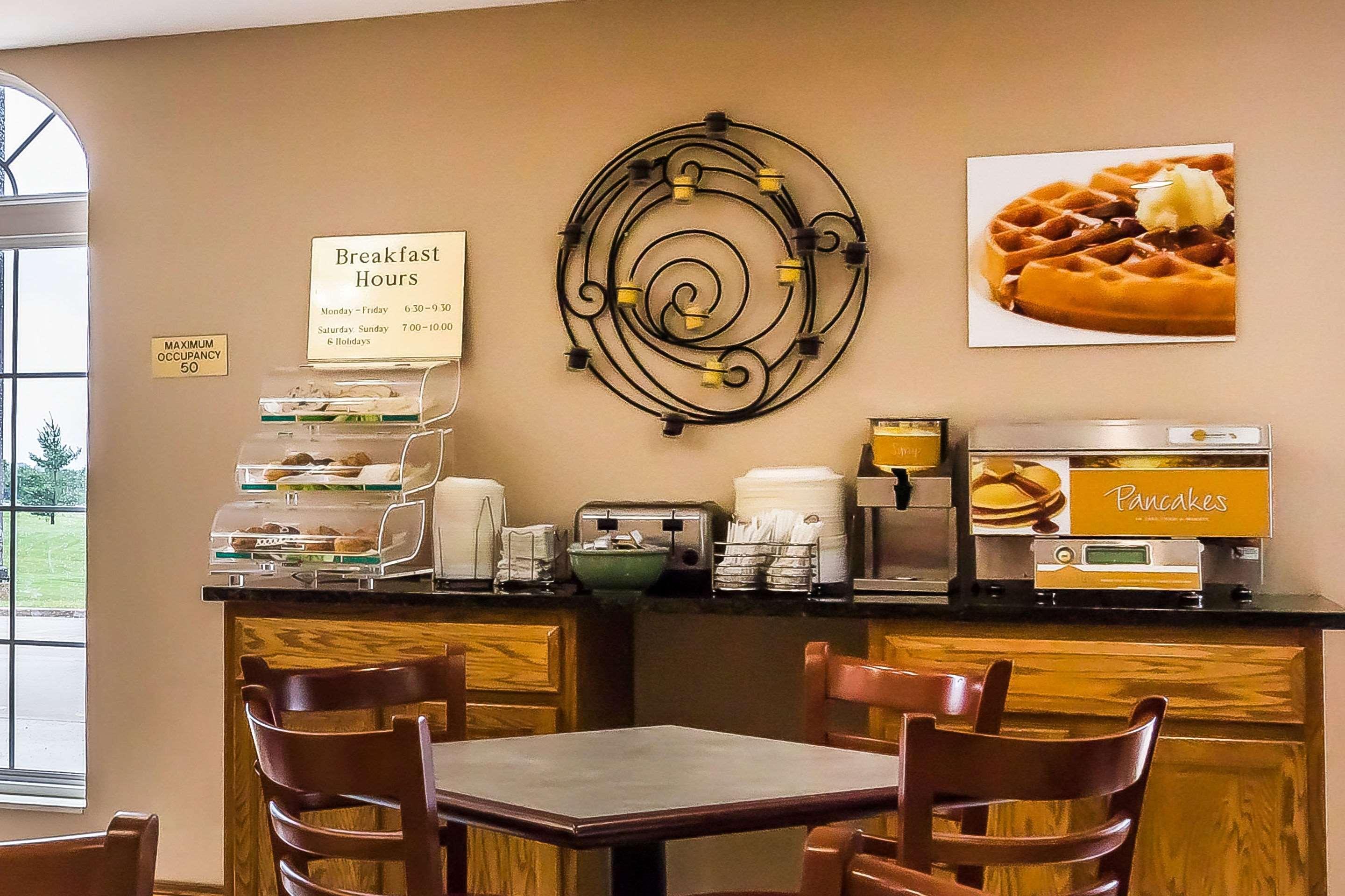 Quality Inn & Suites Chesterfield Village Springfield Bagian luar foto