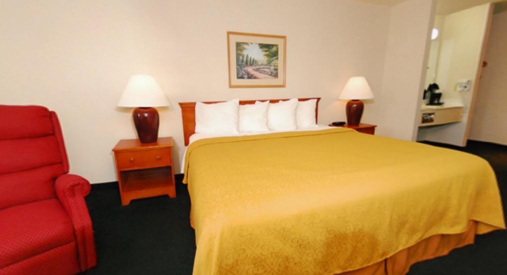 Quality Inn & Suites Chesterfield Village Springfield Bagian luar foto
