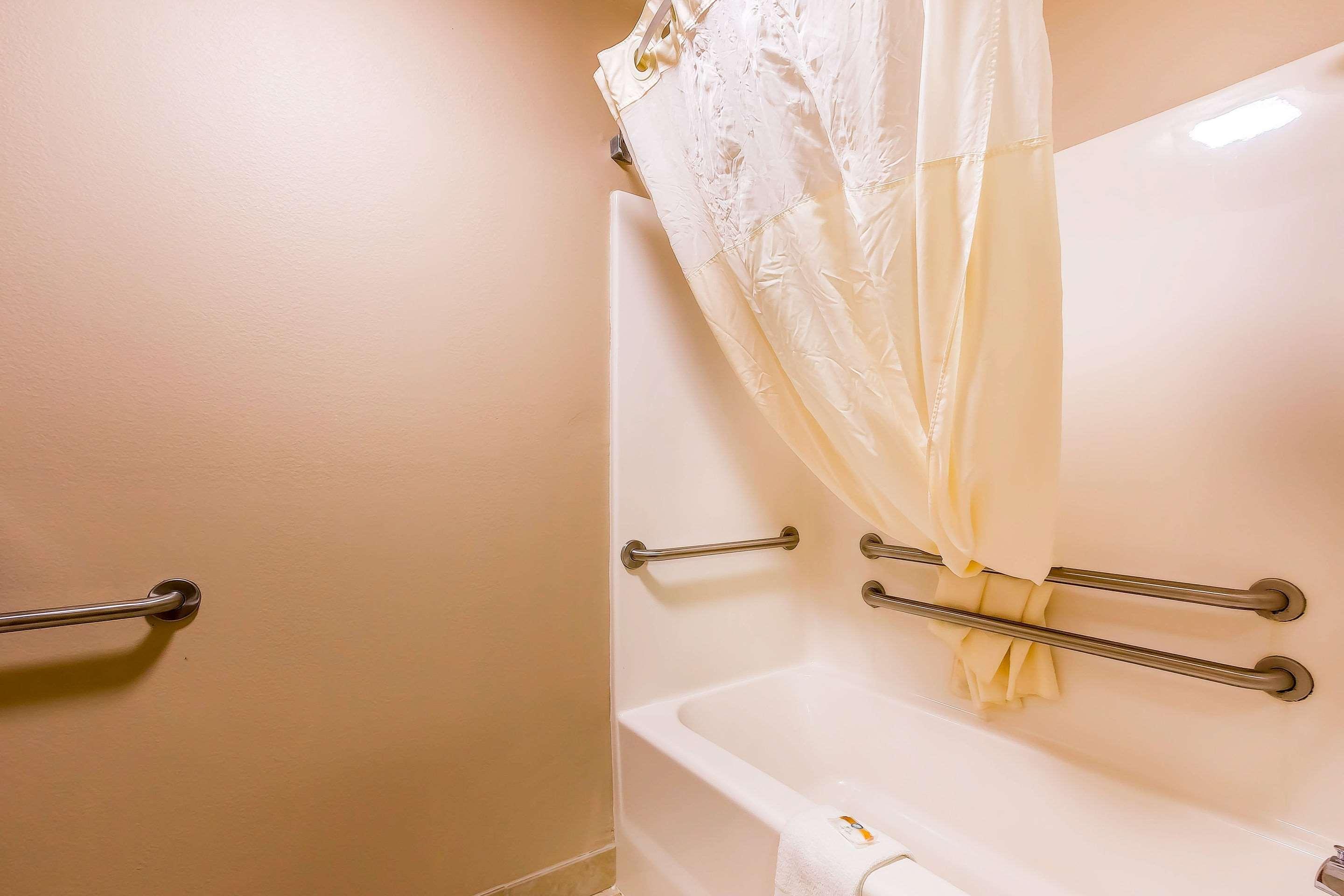 Quality Inn & Suites Chesterfield Village Springfield Bagian luar foto