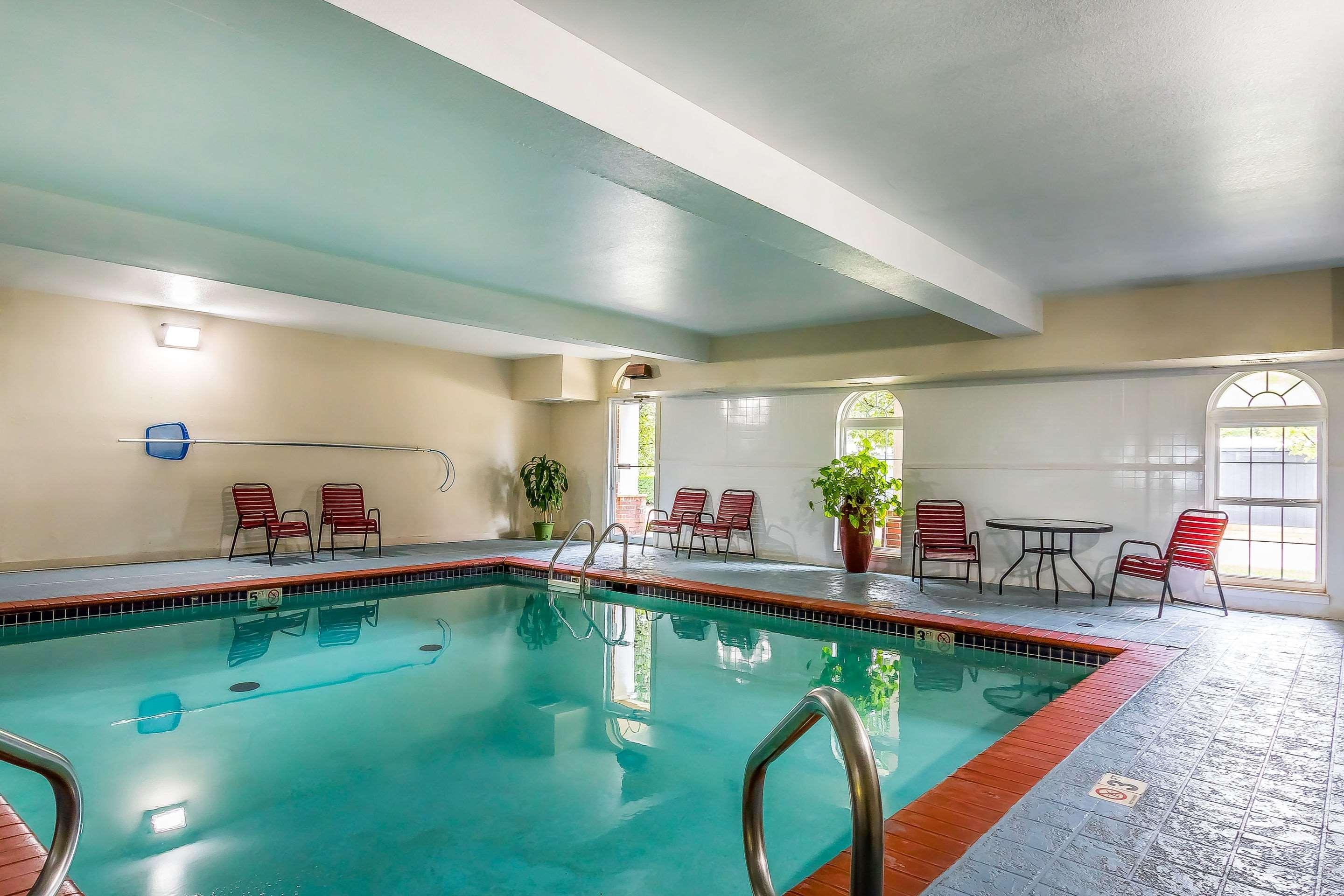 Quality Inn & Suites Chesterfield Village Springfield Bagian luar foto
