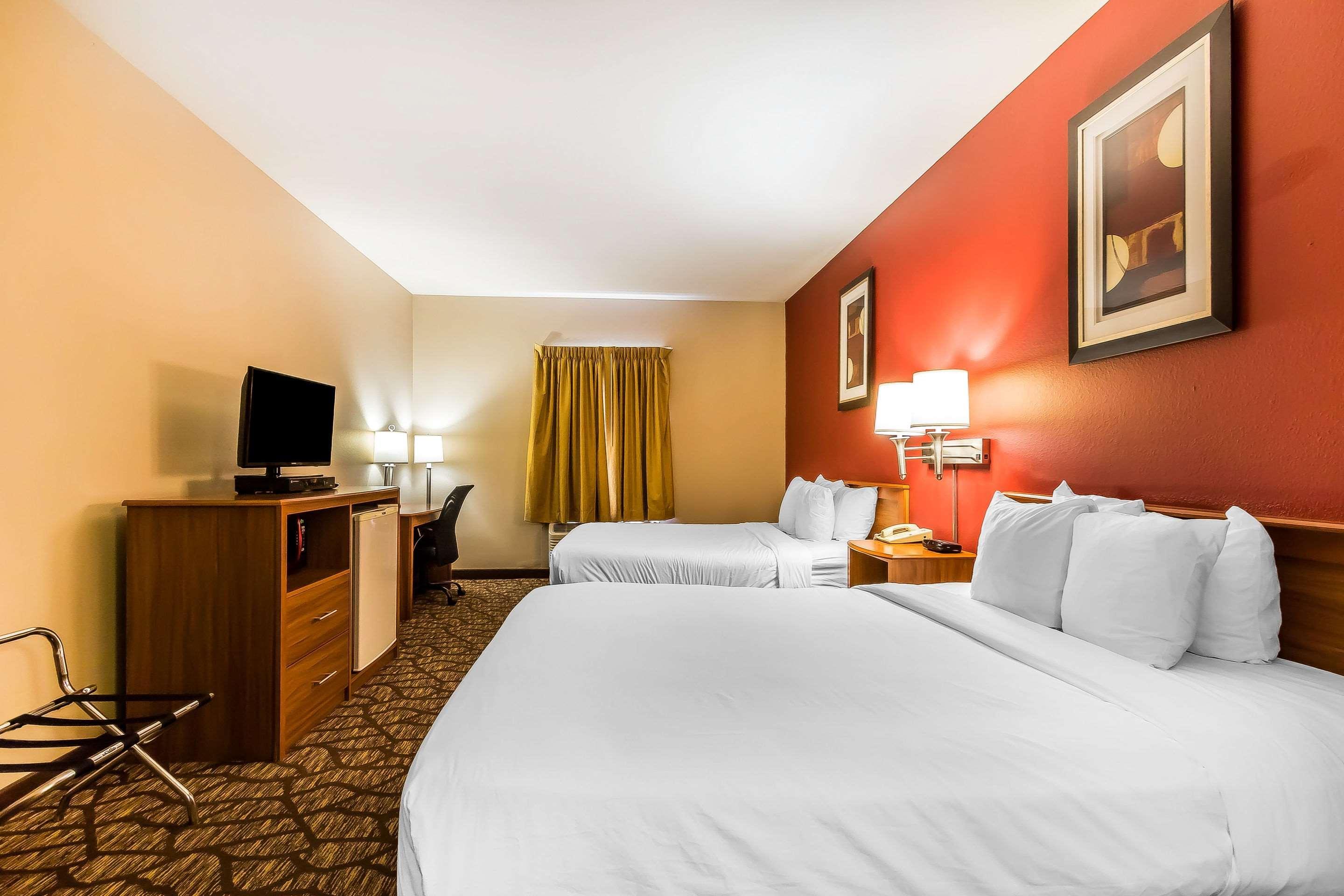 Quality Inn & Suites Chesterfield Village Springfield Bagian luar foto