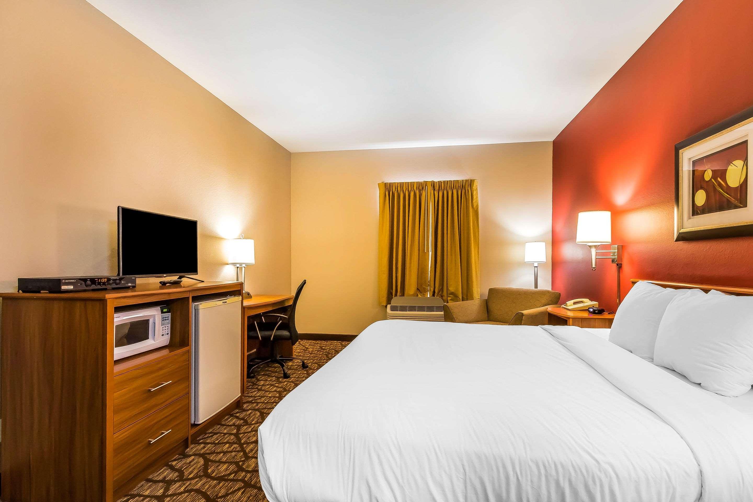 Quality Inn & Suites Chesterfield Village Springfield Bagian luar foto