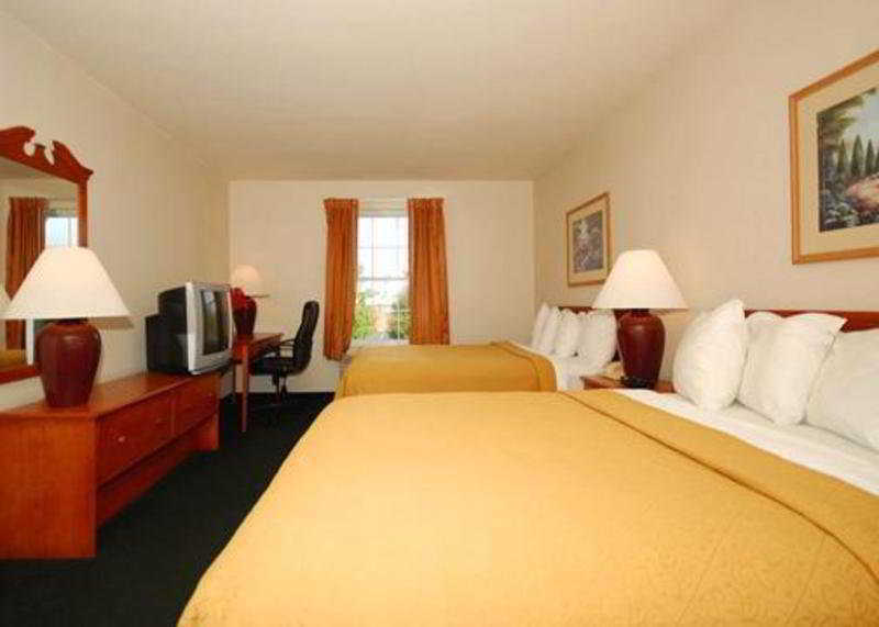 Quality Inn & Suites Chesterfield Village Springfield Bagian luar foto