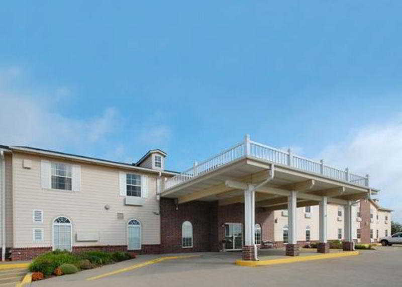 Quality Inn & Suites Chesterfield Village Springfield Bagian luar foto