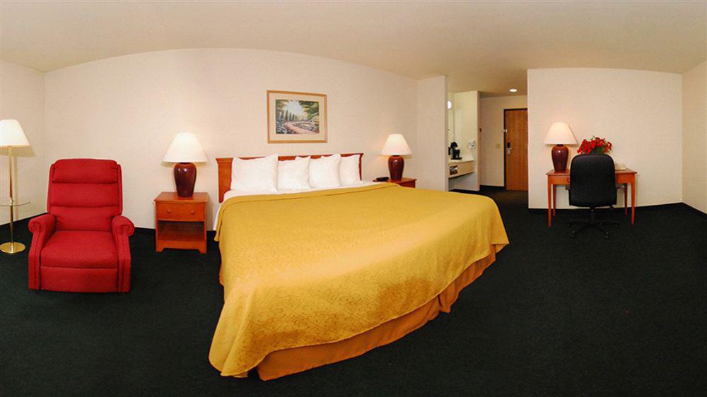 Quality Inn & Suites Chesterfield Village Springfield Bagian luar foto